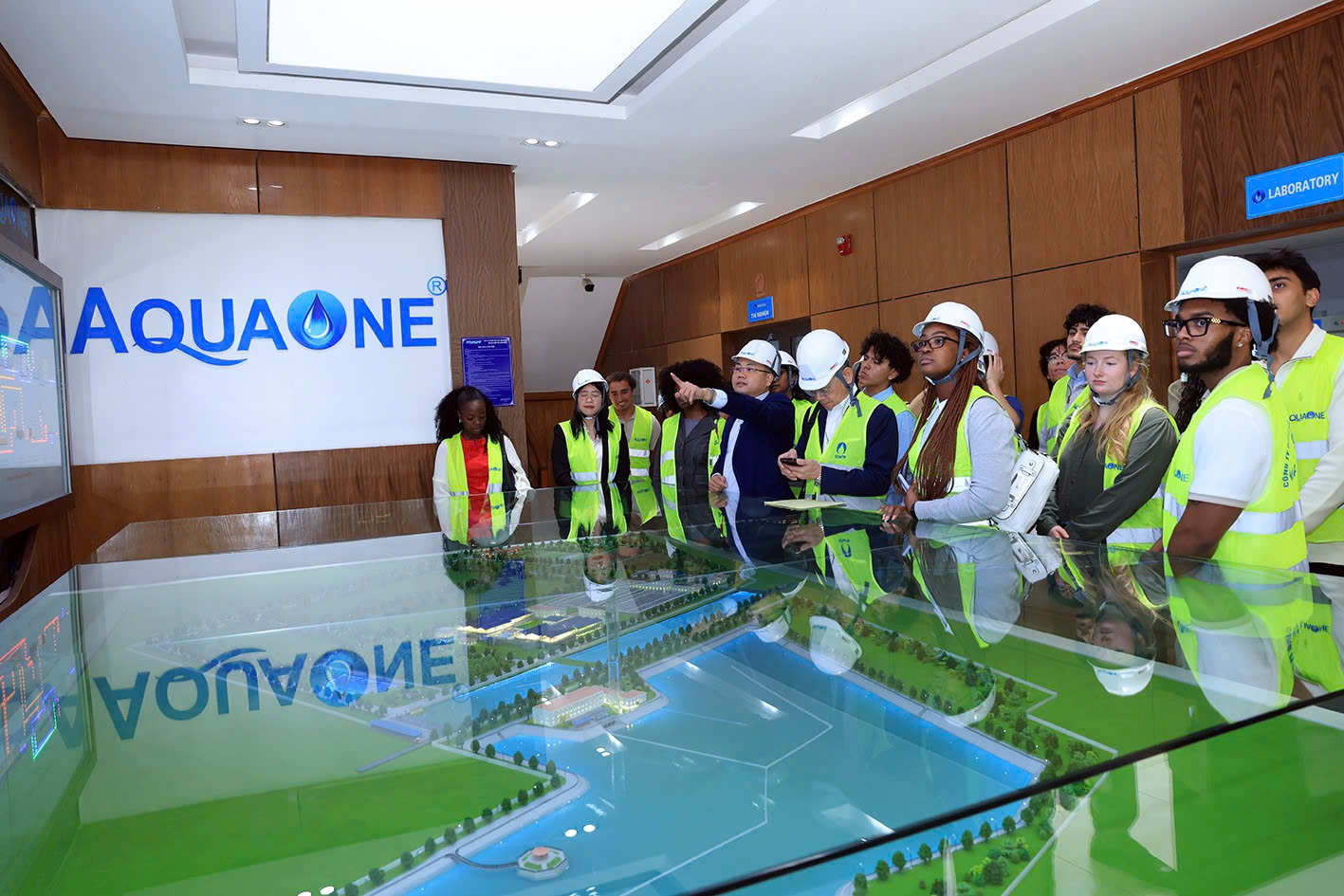 ĐOÀN GIÁO SƯ, SINH VIÊN ĐẠI HỌC TEMPLE (HOA KỲ) THAM QUAN VÀ TRẢI NGHIỆM THỰC TẾ TẠI NHÀ MÁY NƯỚC MẶT SÔNG ĐUỐNG