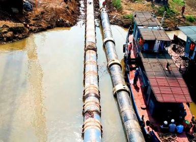 (Theo Lao động thủ đô) Nhà máy nước mặt sông Đuống dẫn nước sạch qua sông Hồng