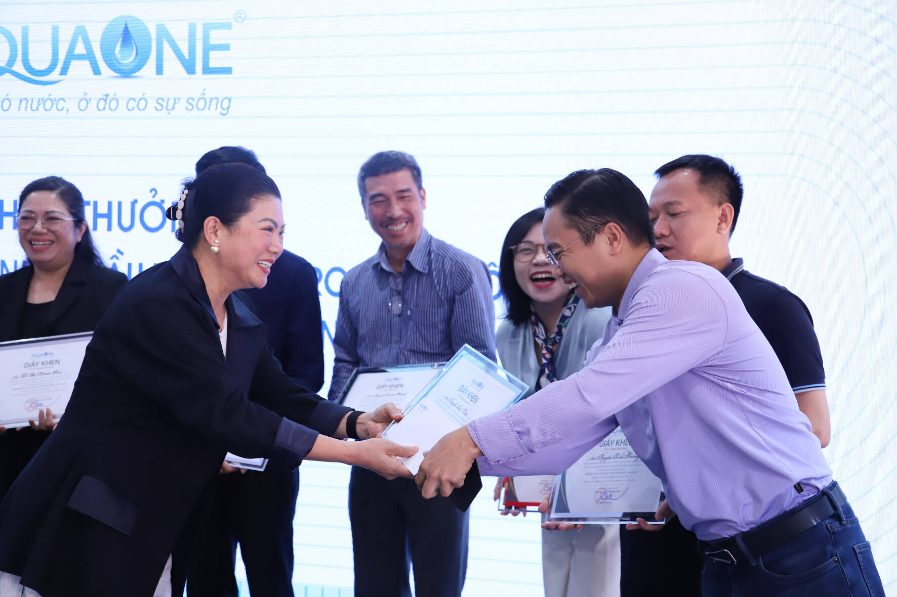 Tập đoàn AquaOne vinh danh những con người “không lùi bước” tại Lễ khánh thành Nhà máy Nước Hòa Bình – Xuân Mai