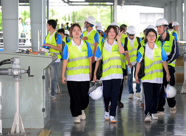 HƠN 100 SINH VIÊN ĐẠI HỌC MỞ HÀ NỘI THAM QUAN, TRẢI NGHIỆM TẠI NHÀ MÁY NƯỚC MẶT SÔNG ĐUỐNG
