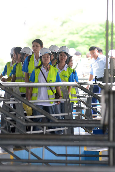 HƠN 100 SINH VIÊN ĐẠI HỌC MỞ HÀ NỘI THAM QUAN, TRẢI NGHIỆM TẠI NHÀ MÁY NƯỚC MẶT SÔNG ĐUỐNG