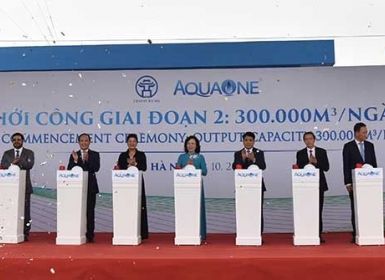 (Theo Công thương) Chủ tịch Hà Nội sử dụng nước uống trực tiếp từ vòi Nhà máy sông Đuống