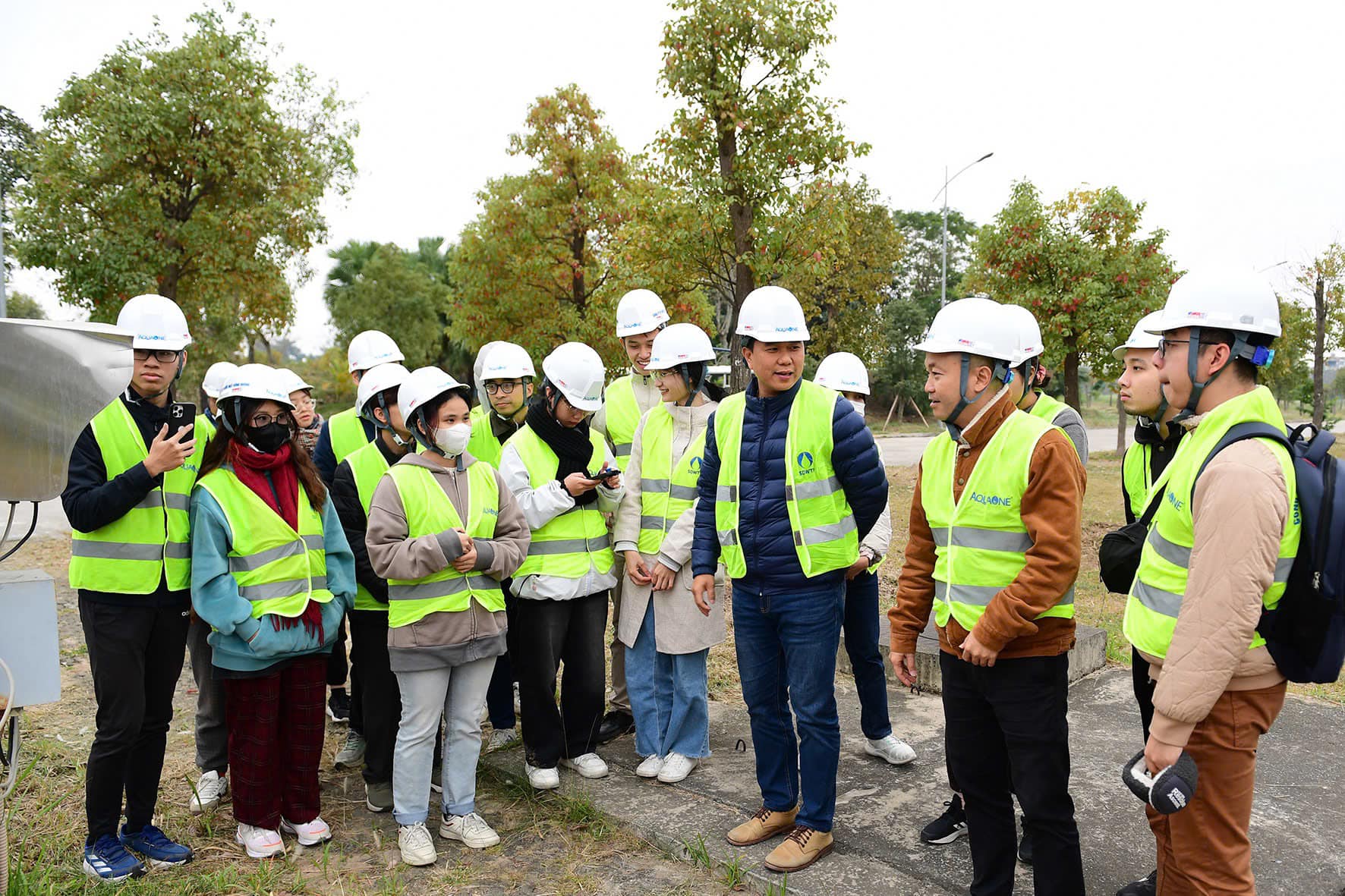 Giảng viên và Sinh viên Đại học Khoa học và Công nghệ Hà Nội (USTH) đến học ngoại khoá tại Nhà máy nước mặt sông Đuống